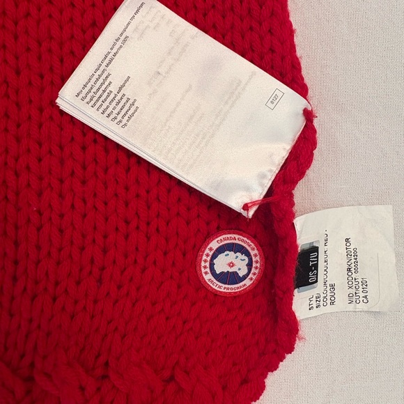 Canada Goose Red Chunky Knit scarf.  Some pulling and small hole. See pics. - Picture 3 of 10